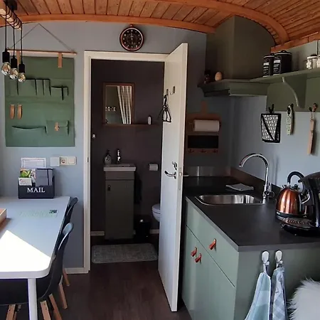 Wijd En Zijt Pipowagen Bed & Breakfast Veghel