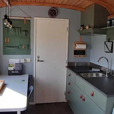 Wijd En Zijt Pipowagen Bed & Breakfast Veghel